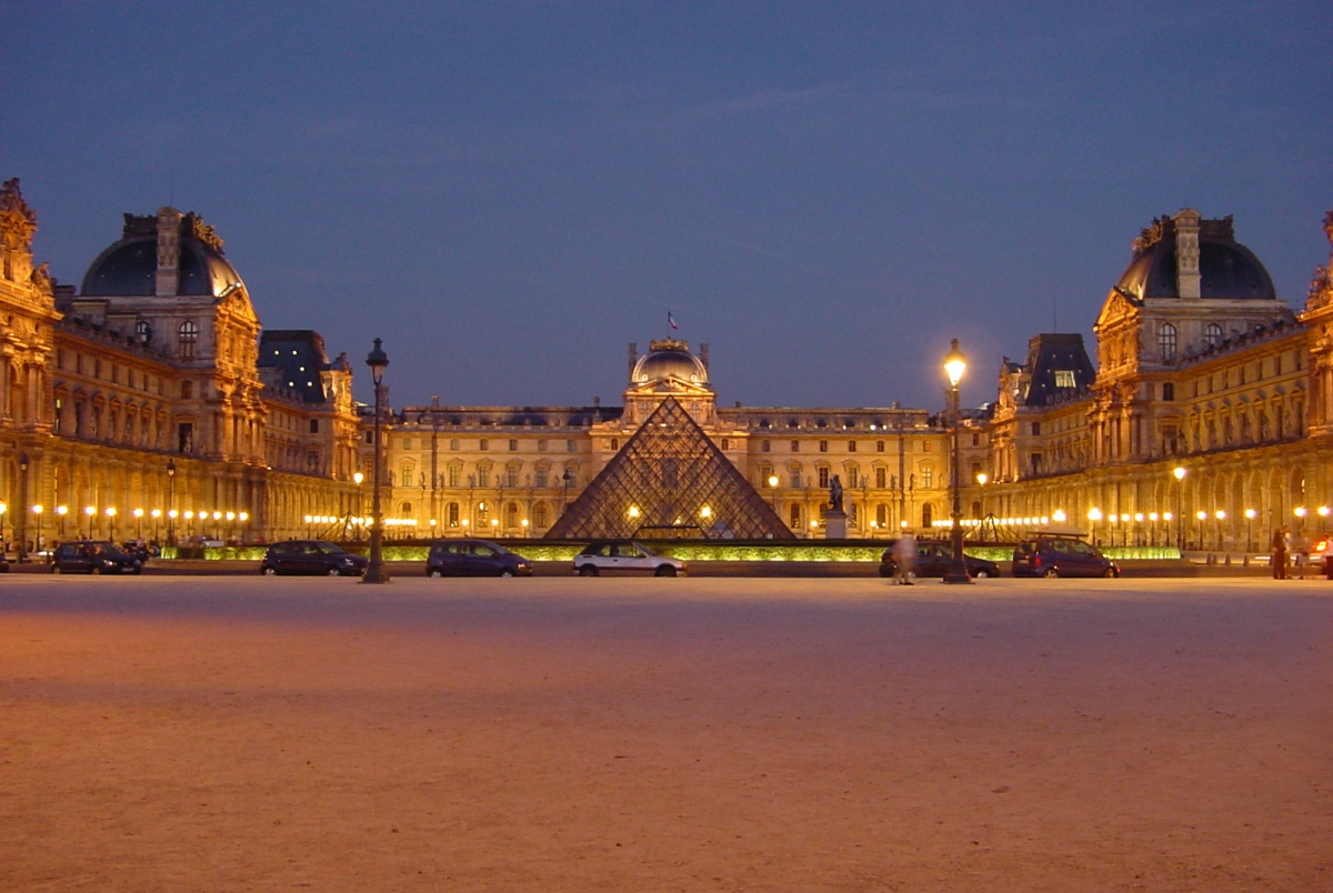 Louvre_at_night_centered