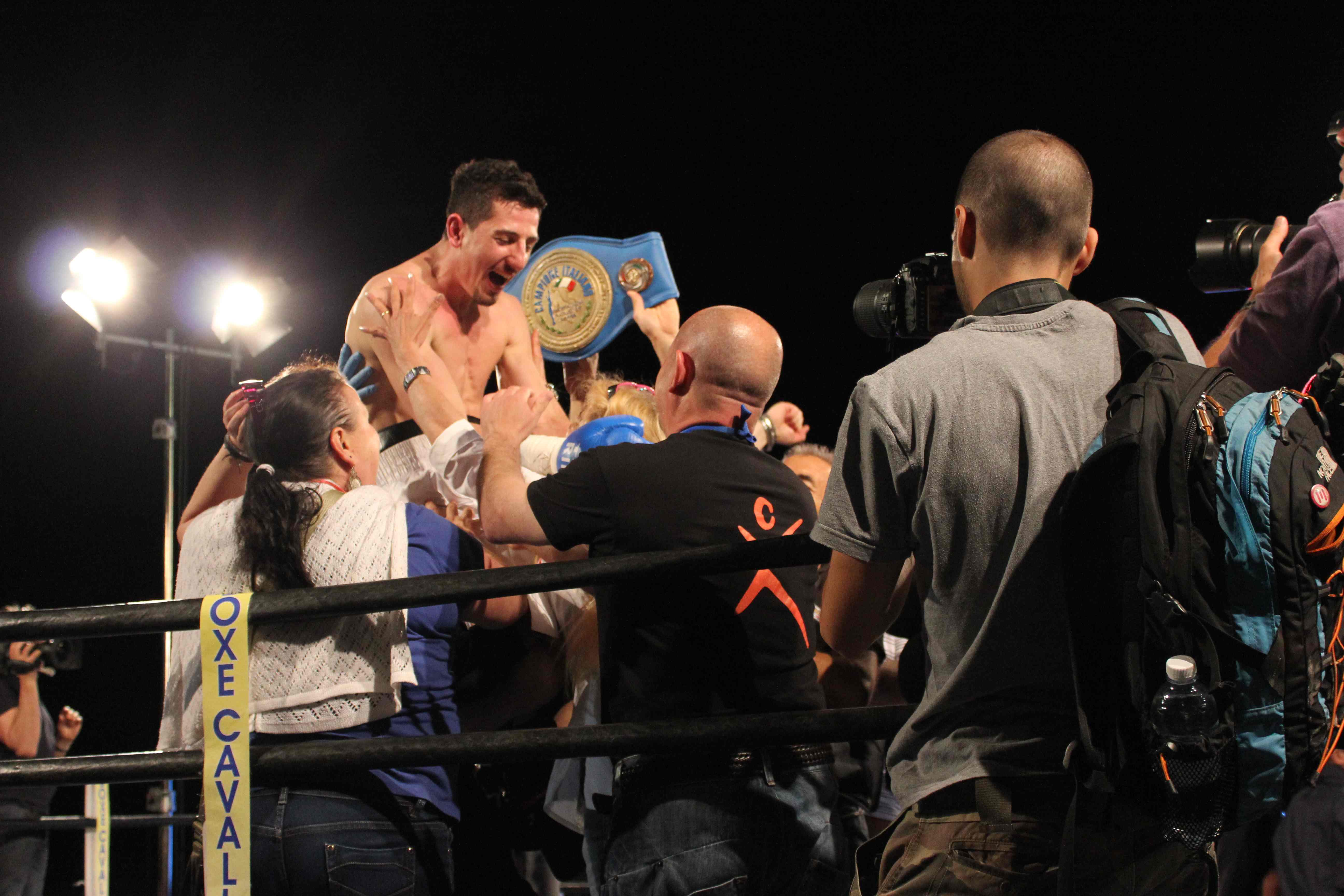Andrea Scarpa festeggia la vittoria sul ring. Foto di Volfango Rizzi - SPQeR.