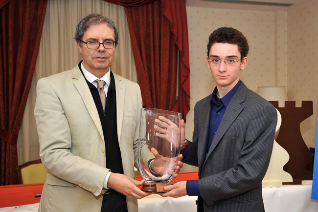 Mario Leoncini premia Fabiano Caruana nel dicembre 2012. Foto di Palamede20.