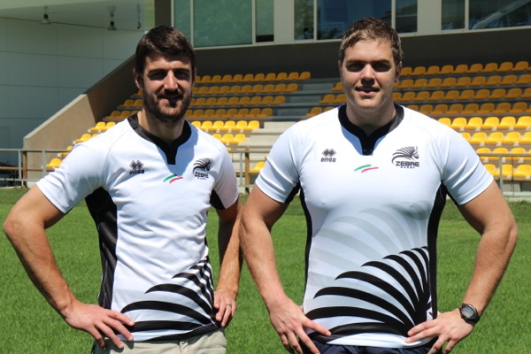 I due nuovi giocatori delle Zebre Rugby Hendrik Daniller (sx) e Andries Ferreira (dx) con la nuova maglia.