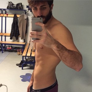 Fabrizio Leone mostra la sua forma fisica a poche ore dalle operazioni di peso.