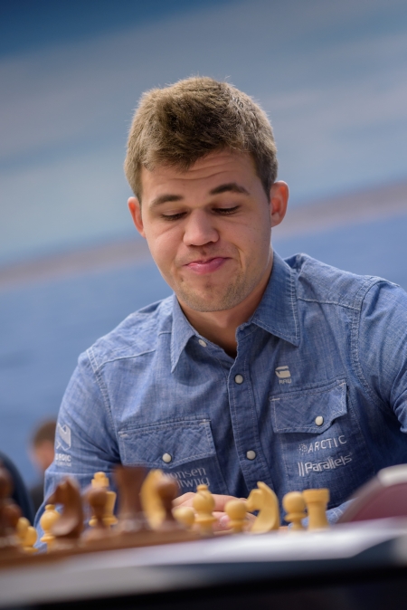 Magnus Carlsen vince la quinta partita consecutiva.