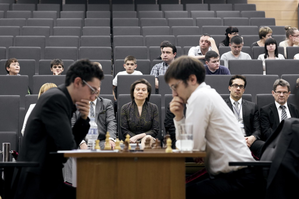 La Caruana-Jakovenko seguita dal pubblico. Foto di Kirill Merkurev.