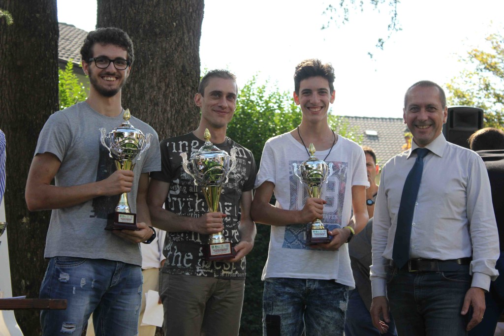 Il podio dell'Open A: giovani scacchisti in ascesa.