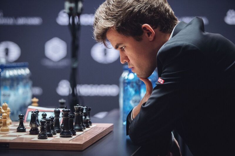Carlsen impegnato negli spareggi rapidi.