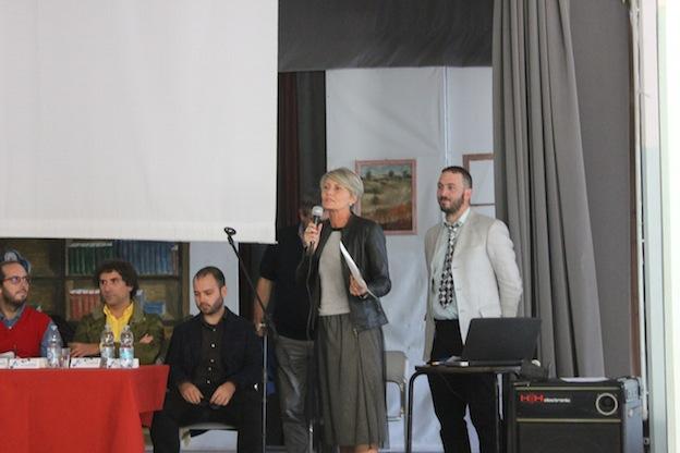 Laura Legora, presidente dell'AUSER Voghera, porge i saluti al pubblico presente.