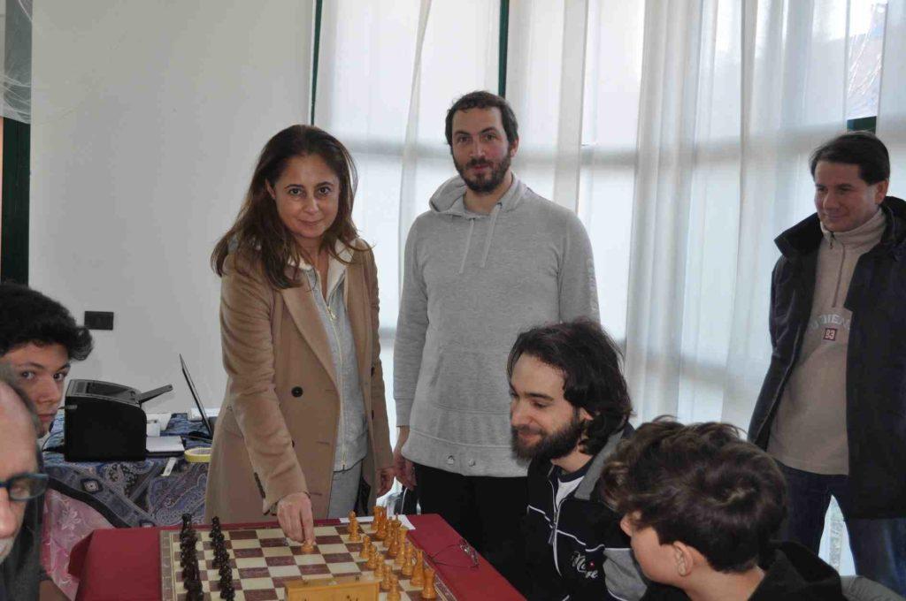 L'assessore Bressani effettua la prima mossa del torneo sulla prima scacchiera.